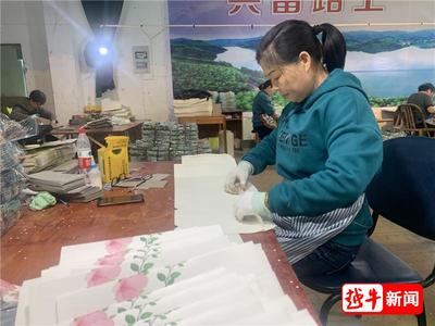 与你同行--来料加工鼓起村民共富“钱袋”