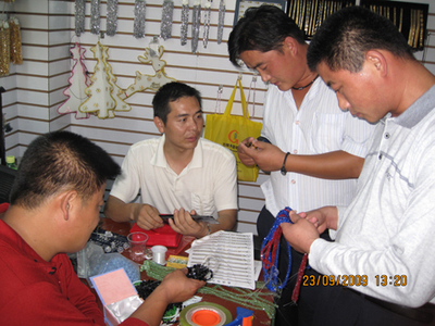 张山镇经纪人队伍活跃在义乌小商品城