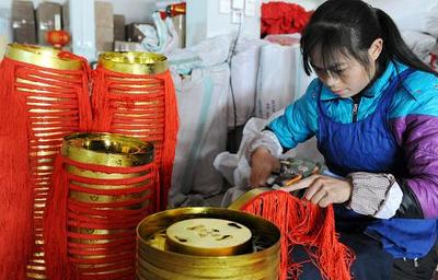 赶制灯笼迎新春：义乌来料加工产业迎来节前高峰